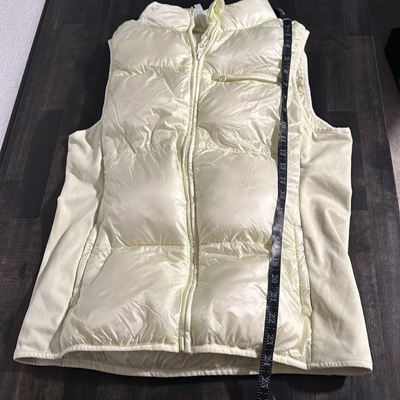 Fabletics Pale Yellow Green Full Zip Activewear Puffer Vest Size Large - Picture 6 of 6